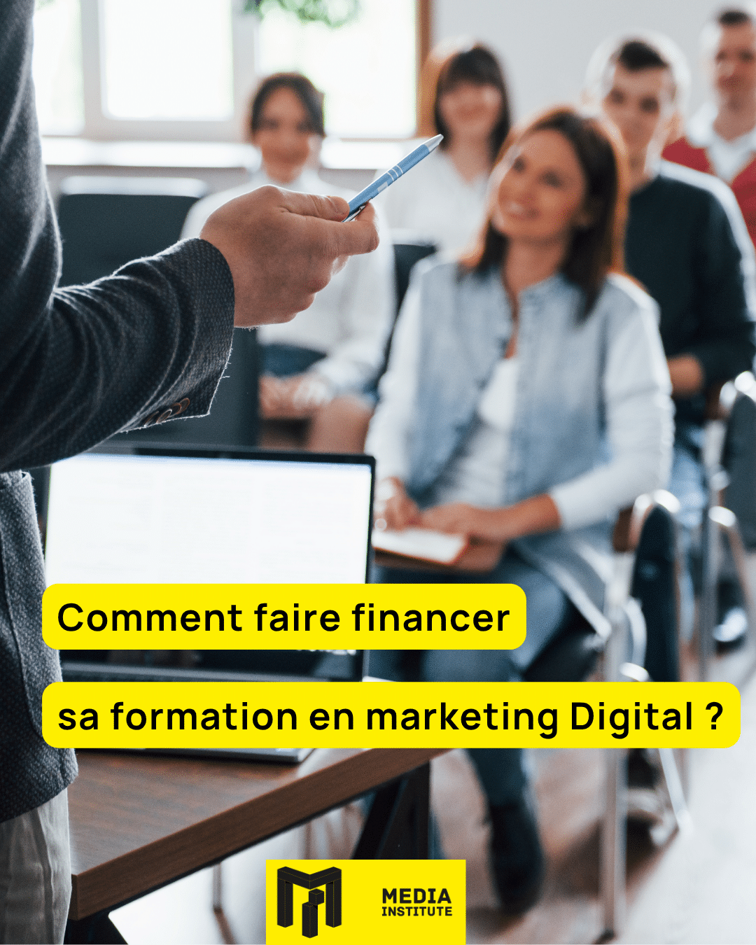Des apprenants écoutent un formateur en marketing digital